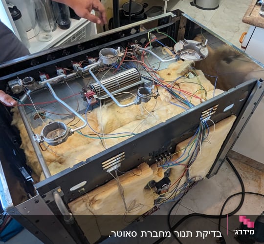 תנור פתוח עם חוטי חשמל ומבערים חשופים